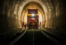 ทางรถไฟจีน-ลาว วางรางลอดอุโมงค์แห่งที่ 1 แล้วเสร็จ