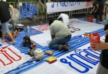 พรึ่บ!ป้ายผ้าม็อบแนวร่วมธรรมศาสตร์พาดพิงสถาบัน