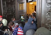 จลาจล! ผู้สนับสนุน “ทรัมป์” บุกรัฐสภา ขัดขวางรับรอง “ไบเดน” ยิงดับแล้ว 1