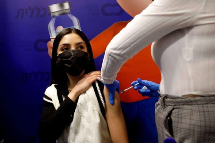 2021-04-10T195535Z-1666550298-RC27TM9HDTHU-RTRMADP-3-HEALTH-CORONAVIRUS-ISRAEL-STUDY