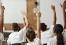 ทำไมรัฐบาลสหราชอาณาจักรยังลังเลเรื่องฉีดวัคซีนไฟเซอร์และโมเดอร์นาให้เด็กอายุ 12-15 ปี