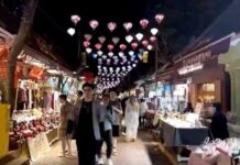 (คลิป) ชมตลาดนัดกลางคืนซิงกวง ร้านค้าแผงลอยสไตล์จีน ไทย ลาว เมียนมา เวียดนาม และกัมพูชาไว้มากกว่า 3,000 แห่ง