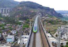 ม้าเหล็กออกแบบพิเศษ ออกวิ่งทางรถไฟจีน-ลาว ขนส่งผู้โดยสารข้ามแดน