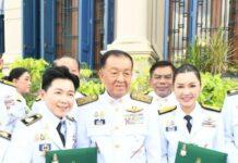 “ในหลวง”โปรดเกล้าฯให้ประธานองคมนตรีมอบประกาศนียบัตรชั้นสูง-เข็มพระปกเกล้า