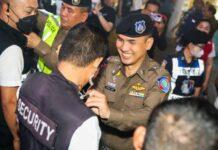 ตำรวจท่องเที่ยวอบรมการ์ดสถานบันเทิงพัทยาพร้อมมอบเข็มกลัดแก่ผู้ผ่านการอบรม