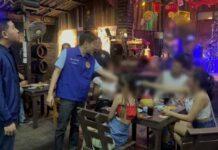 นอภ.บางละมุง บุกจับร้านเหล้า ฝ่าฝืนคำสั่ง คสช.ปิด 5 ปี ลักลอบเปิดให้บริการ