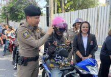 ตำรวจพัทยา ร่วม กต.ตร.พัทยา แจกหมวกกันน๊อค ให้ประชาชนและนักท่องเที่ยว รับสงกรานต์ 67