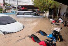 (คลิป) ฝนถล่มศรีราชา น้ำท่วมขังหลายจุด ในขณะพื้นที่ต่ำ รถจมเกือบมิดคัน