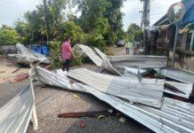 (คลิป) พายุฤดูร้อน พัดหลังคาบ้าน ลอยกว่า 100 เมตร ตกกลางถนน โชคดีไม่มีผู้รับบาดเจ็บ