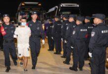 ตำรวจจีนพาผู้ต้องสงสัยเอี่ยว ‘การพนัน-ฉ้อโกง’ กลับจากกัมพูชา 130 ราย
