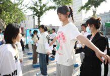 ส่งกำลังใจ! โมเมนต์นร.จีนตบเท้าเข้าสอบ ‘เกาเข่า’