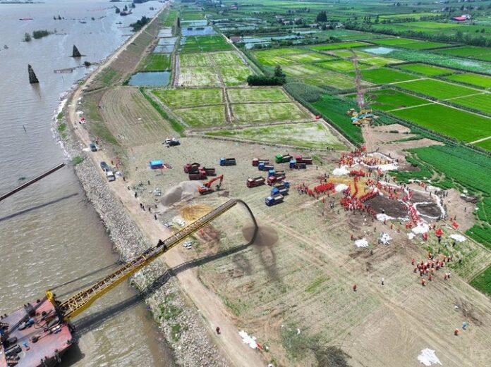 (SpotNews)CHINA-HUNAN-HUARONG-EMBANKMENT-PIPING (CN)