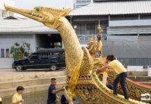 รัฐมนตรีว่าการกระทรวงศึกษาธิการเป็นสักขีพยานในพิธีรับมอบพวงมาลัยคล้องคอเรือพระที่นั่ง ระหว่างโรงเรียนสตรีวัดระฆังกับกองทัพเรือ