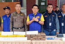 (คลิป) ตำรวจบ่อวิน ร่วมกับ ปปส.ภ 2 ฝ่ายปกครอง จับกุมพ่อค้ายาเสพติดรายใหญ่ 4 แสนเม็ด