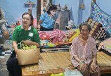 มูลนิธิช่วยการสาธารณสุขชุมชนฯ ลงเยี่ยมและนำถุงยังชีพมอบให้ผู้ป่วยติดเตียง ผู้สูงอายุและผู้ยากไร้