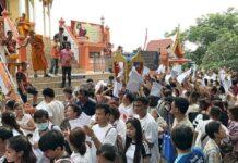 (คลิป) แน่นวัด! ประชาชนแห่นำโฉนดที่ดิน เข้าวัดเขาไม้แดง จองคิวให้หลวงพ่อสง่าเจิม ฮือฮาพบชาวต่างชาติ นำโฉนดเหมืองทอง พลอย มาเจิม ร่วมมูลค่าที่ดินกว่าหลายหมื่นล้าน แถมคนแน่นวัด