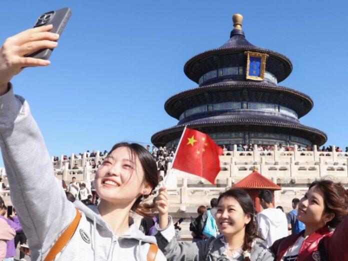 Xinhua Headlines: Chinese revel in culture, tourism feast during week-long National Day holiday