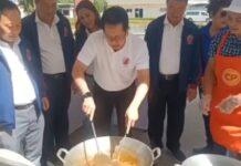 (คลิป) “จิรายุ ห่วงทรัพย์” โชว์ฝีมือผัดหมี่โคราช นำผู้บริหารธุรกิจไทย-จีน นำผู้บริหารธุรกิจไทย-จีน ศึกษาดูงาน