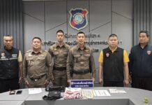 ตำรวจท่องเที่ยวตามรวบผัวเมียแขกขาวตะเวนหลอกขอดูเงินจากนักท่องเที่ยวก่อนใช้กลอุบายลักทรัพย์
