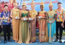 มิสยูนิเวิร์ส 2024 ร่วมขบวนรถบุปผชาติแห่รอบเมือง เนื่องในเทศกาลวันไหลเมืองพัทยา