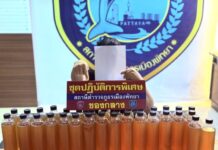 ตำรวจพัทยาบุกจับร้านท่อมดังกลางดึก! ลักลอบเปิดสถานบริการไม่ได้รับอนุญาต แถมยังขายน้ำกระท่อมมอมเมาประชาชน