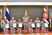 ผู้บัญชาการทหารเรือ มอบประกาศยกย่องชมเชยข้าราชการที่ได้เข้าช่วยเหลือผู้ประสบเหตุรถชน