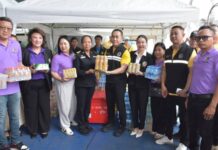 กอ.รมน. พร้อมมวลชน ลงพื้นที่มอบสิ่งของสนับสนุนเจ้าหน้าที่ปฏิบัติงาน และประชาชนที่พื้นที่พักอาศัยอยู่บริเวณใกล้เคียงกับพื้นที่ประสบสาธารณภัยเขตดุสิต จากเหตุถนนทรุดตัวหน้าวชิรพยาบาล