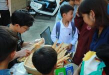 (คลิป) พ่อค้าอาหารริมทางในภาคกลางของจีนโด่งดังไวรัลจากศิลปะแพนเค้กสุดสร้างสรรค์