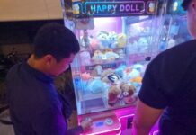 ตำรวจบางละมุง ลุยร้าน “วาสนาหมูกระทะ” ปมตู้การพนันคีบตุ๊กตา รวบหนุ่มลำปาง ส่งดำเนินคดี