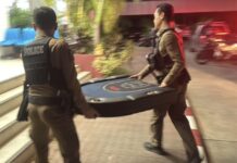 ตร.หนองปรือ บุกจับบ่อนพนันโป๊กเกอร์ รวบผู้ต้องหา 14 ราย ยึดชิปไพ่โต๊ะเพียบ