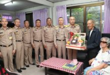 ประธานกรรมการจัดเตรียมความพร้อมขบวนเรือพระราชพิธี เข้าพบพลเรือตรี ทองย้อย แสงสินชัย เพื่อขอความอนุเคราะห์บทประพันธ์กาพย์เห่เรือ