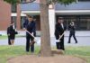 สีจิ้นผิง-คิมจองอึน เยือนหอคอยมิตรภาพจีน-DPRK โรงเรียนพรรคฯ ปลูกต้นไม้ร่วมกัน