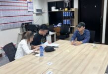 ตร.ตรวจสอบหนุ่มต้องสงสัยใช้ชื่อบัตรประชาชนไทยแต่ชื่อจีน ก่อนสอบถามทำประวัติปล่อยตัวไป