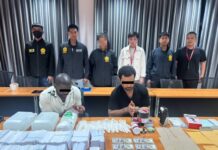 รวบคาหนังคาเขา! “รองจ๋อ” ส่ง ”สารวัตรแจ๊ะ“ เป็นไฮโซ ซ้อนแผนจับ แก๊ง “Black Money Scam ” ตุ๋นแบงก์ดอลลาร์ปลอม ยึดกระดาษเตรียมผลิต 200 ล้าน