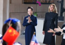 สุภาพสตรีหมายเลขหนึ่งของจีนและสหรัฐฯ เยี่ยมชมพิพิธภัณฑ์ศิลปะเอเชียแห่งชาติสมิธโซเนียน